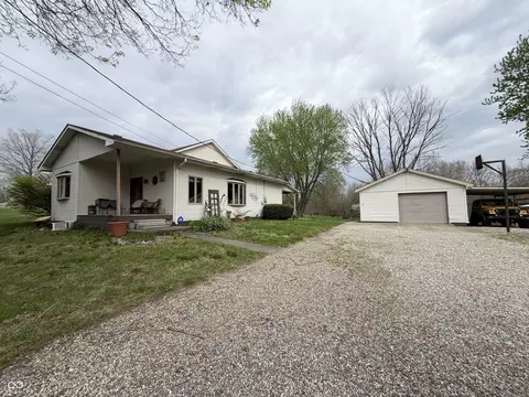 Exterior - 686 E Wood Ave, Clinton, IN 47842 photo 1 of 17