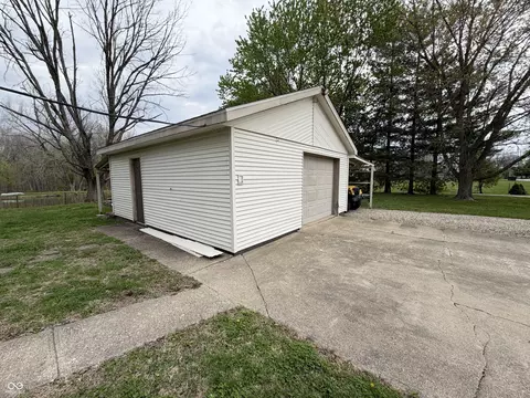 Exterior - 686 E Wood Ave, Clinton, IN 47842 photo 7 of 17