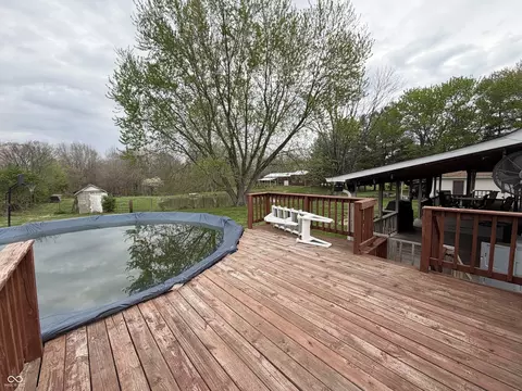 Exterior - 686 E Wood Ave, Clinton, IN 47842 photo 17 of 17