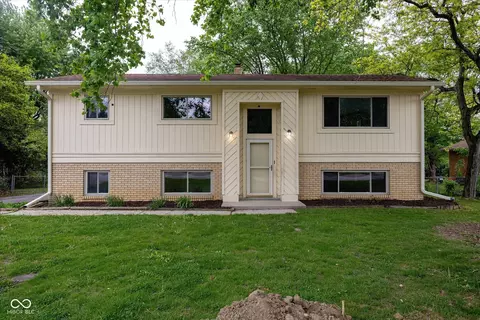 8203 Laura Lynne Ln, Indianapolis, IN 46217