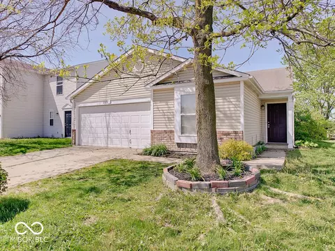 2372 Summerwood Ln, Greenwood, IN 46143