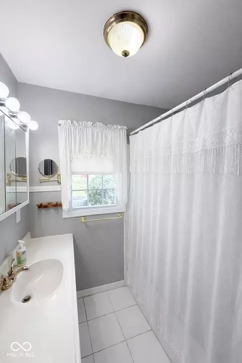 Bath - 110 Elm Dr, Covington, IN 47932 photo 1 of 3