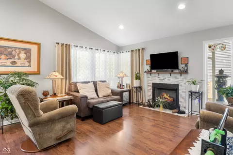 Living - 4121 Shields Dr, Columbus, IN 47201 photo 3 of 6
