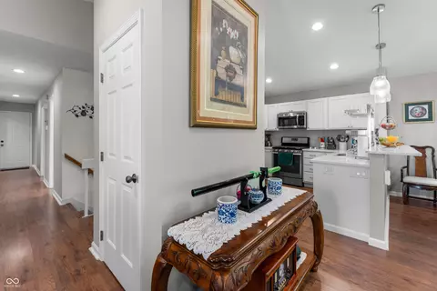 Entry Way - 4121 Shields Dr, Columbus, IN 47201 photo 3 of 8