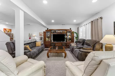 Living - 4121 Shields Dr, Columbus, IN 47201 photo 4 of 6