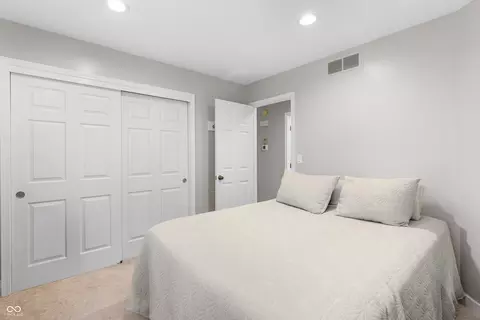 Bedroom - 4121 Shields Dr, Columbus, IN 47201 photo 9 of 10