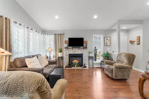 Living - 4121 Shields Dr, Columbus, IN 47201 photo 2 of 6