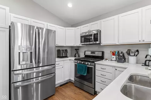 Kitchen - 4121 Shields Dr, Columbus, IN 47201 photo 3 of 4