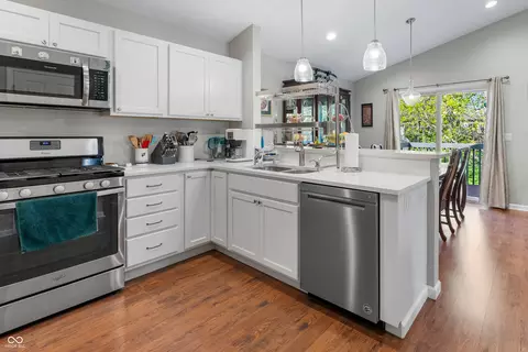 Kitchen - 4121 Shields Dr, Columbus, IN 47201 photo 2 of 4