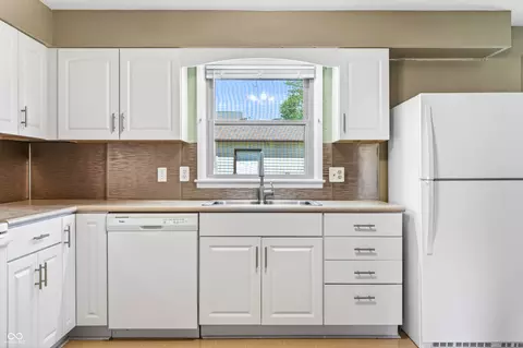 Kitchen - 2240 Sims Dr, Columbus, IN 47203 photo 3 of 6