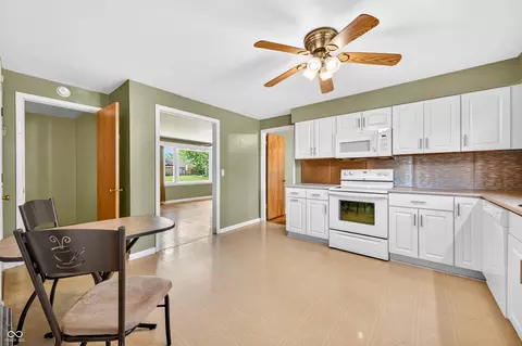 Kitchen - 2240 Sims Dr, Columbus, IN 47203 photo 5 of 6