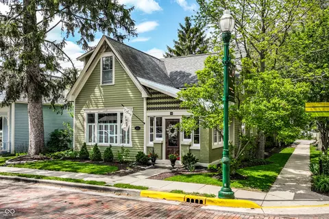 190 N Main St, Zionsville, IN 46077