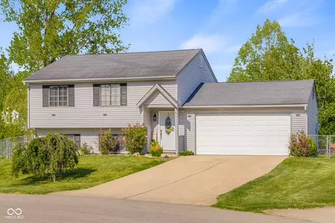 8221 N Chaucer Ct, Columbus, IN 47201