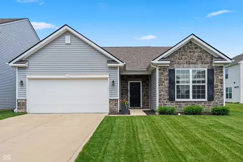 2646 Creek Bank Ct, Columbus, IN 47201