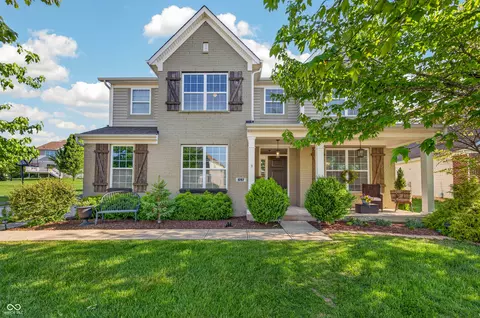 697 Lake Vista Dr, Columbus, IN 47201