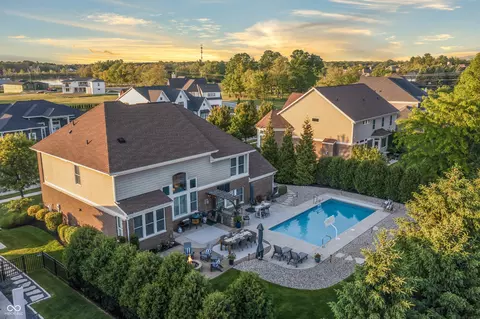 10589 Geist View Dr, Mccordsville, IN 46055