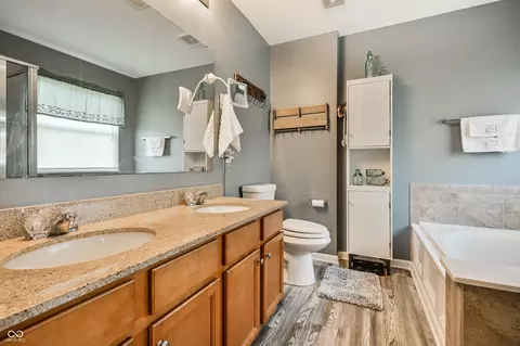 Bath - 5132 Montevideo Dr, Plainfield, IN 46168 photo 2 of 4