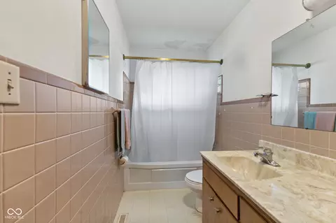 Bath - 1015 E Logan St, Brownsburg, IN 46112 photo 2 of 3
