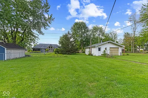 Exterior - 1015 E Logan St, Brownsburg, IN 46112 photo 6 of 9