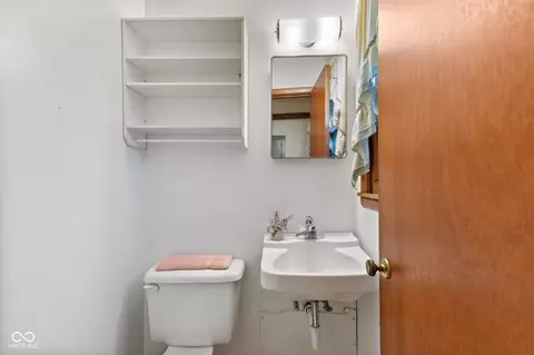 Bath - 1015 E Logan St, Brownsburg, IN 46112 photo 1 of 3