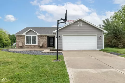 221 Creekside Ct, Whiteland, IN 46184