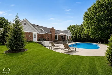 220 Governors Ln, Zionsville, IN 46077