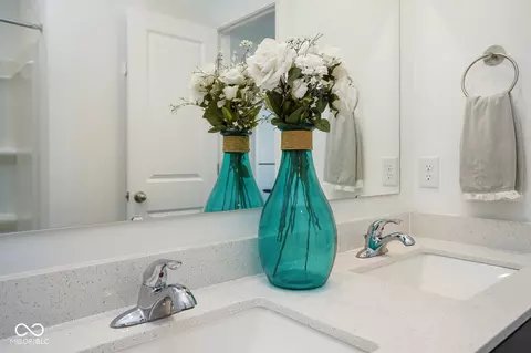 Bath - 8346 Juniper Ln, Pendleton, IN 46064 photo 4 of 5
