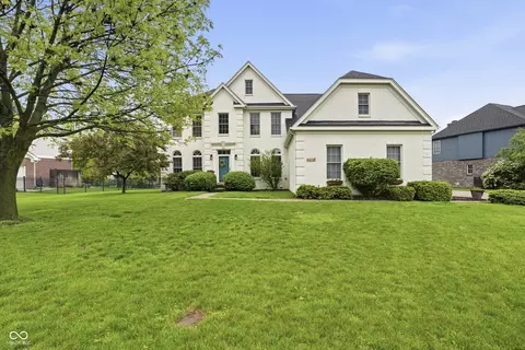 4276 Honeysuckle Ln, Zionsville, IN 46077