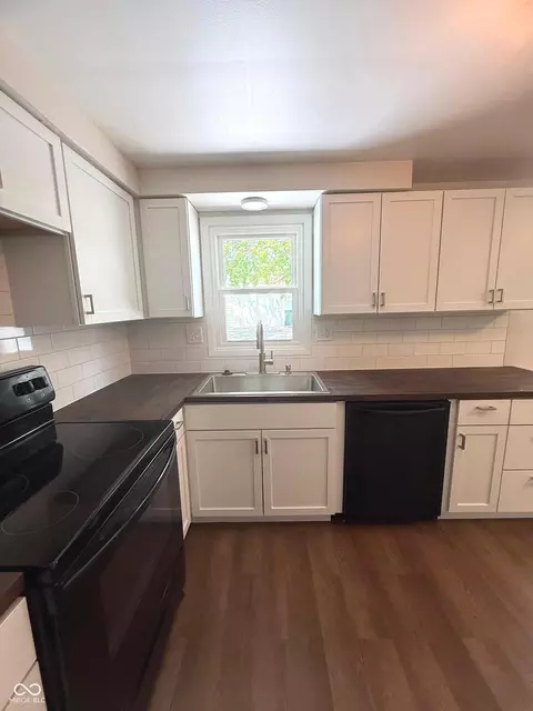 Kitchen - 806 E Hall St, Greentown, IN 46936 photo 4 of 7