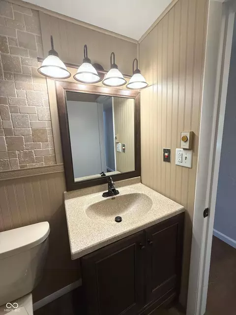 Bath - 806 E Hall St, Greentown, IN 46936 photo 2 of 4