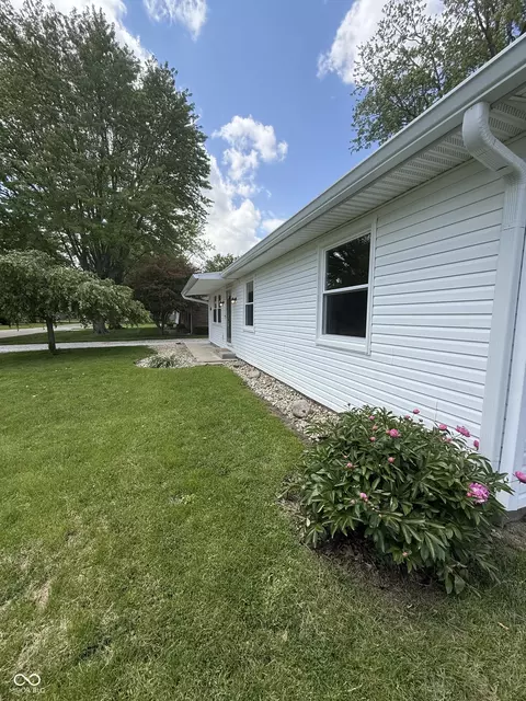 Exterior - 806 E Hall St, Greentown, IN 46936 photo 4 of 16
