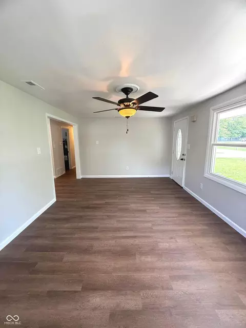 Living - 806 E Hall St, Greentown, IN 46936 photo 3 of 4