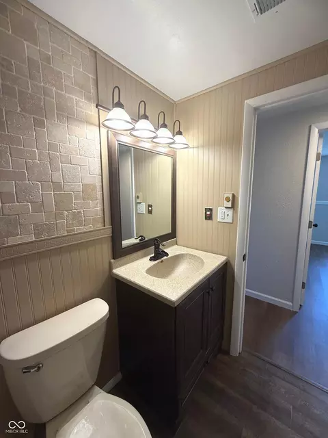 Bath - 806 E Hall St, Greentown, IN 46936 photo 3 of 4