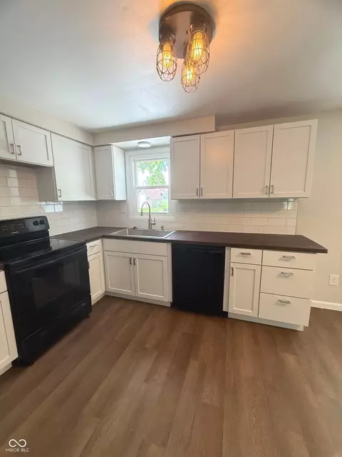 Kitchen - 806 E Hall St, Greentown, IN 46936 photo 6 of 7