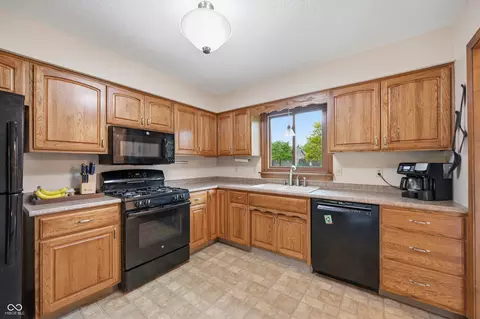 Kitchen - 848 Bennett Ct, Carmel, IN 46032 photo 2 of 3