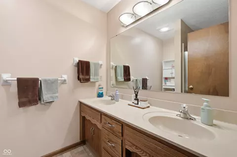 Bath - 848 Bennett Ct, Carmel, IN 46032 photo 1 of 3