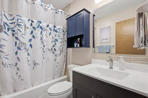 Bath - 848 Bennett Ct, Carmel, IN 46032 photo 3 of 3