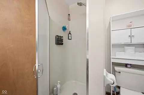 Bath - 848 Bennett Ct, Carmel, IN 46032 photo 2 of 3