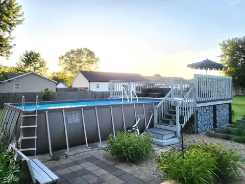 Exterior - 4734 Hackberry Dr, Columbus, IN 47201 photo 6 of 10