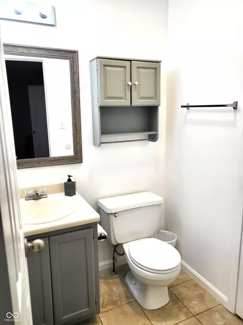 Bath - 4734 Hackberry Dr, Columbus, IN 47201 photo 2 of 3