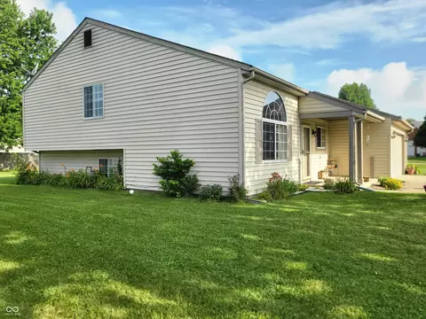 Exterior - 4734 Hackberry Dr, Columbus, IN 47201 photo 2 of 10