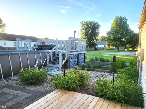 Exterior - 4734 Hackberry Dr, Columbus, IN 47201 photo 5 of 10