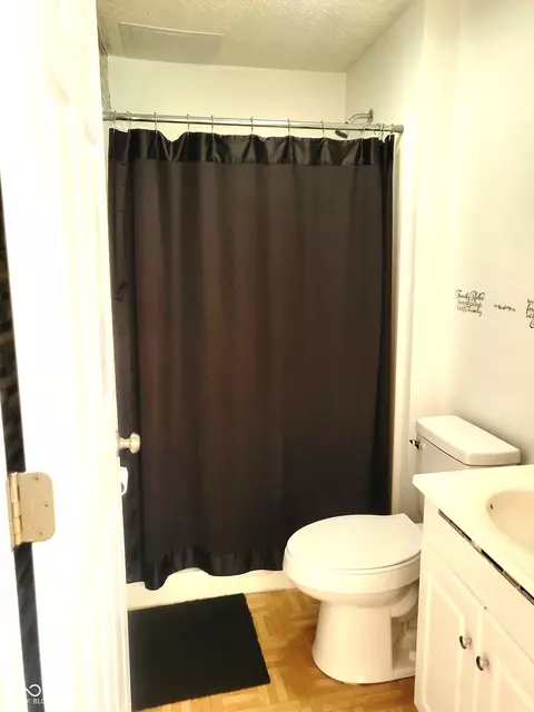Bath - 4734 Hackberry Dr, Columbus, IN 47201 photo 1 of 3