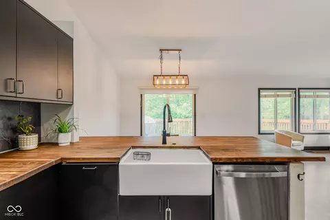 Kitchen - 4061 Shields Dr, Columbus, IN 47201 photo 7 of 8