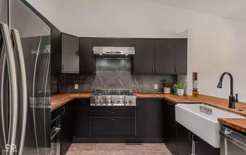 Kitchen - 4061 Shields Dr, Columbus, IN 47201 photo 6 of 8