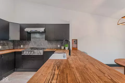 Kitchen - 4061 Shields Dr, Columbus, IN 47201 photo 4 of 8