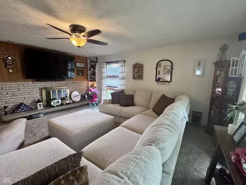 Living - 1306 Liberty St, Covington, IN 47932 photo 2 of 2