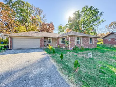 3211 W Sharon Dr, Greenfield, IN 46140