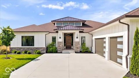 10773 Harbor Bay Dr, Fortville, IN 46040
