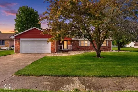 915 Oak Park Dr, Shelbyville, IN 46176
